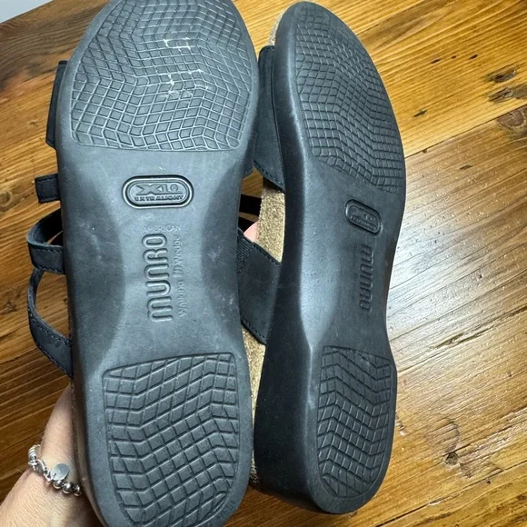 Munro Women’s Camila Slip-On Strappy Leather Walking Wedge Sandal Black Size 8 - Picture 5 of 12